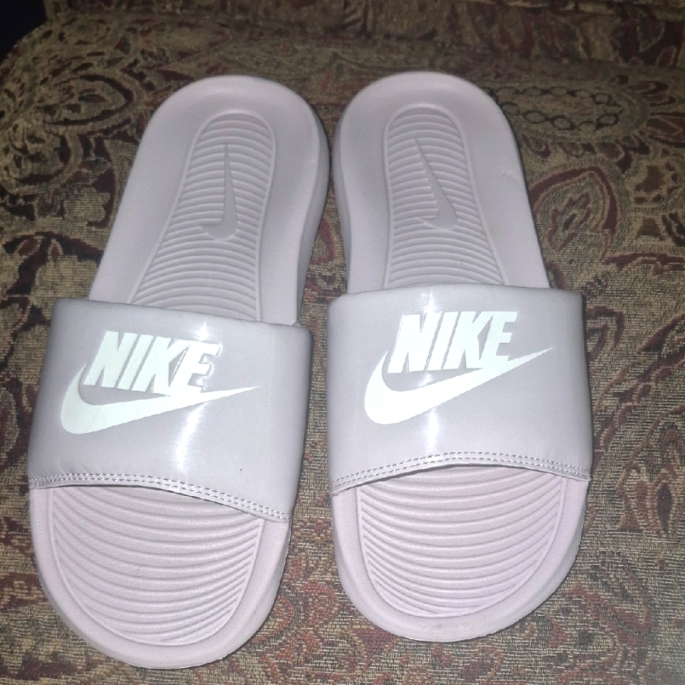 Womens Nike Sliders Size 6